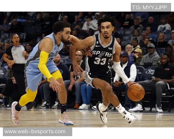 小卡特称赞泰厄斯琼斯为理想控卫强调其卓越沟通能力和团队价值 小卡特称赞泰厄斯琼斯为理想控卫强调其卓越沟通能力和团队价值