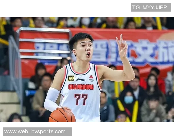 黄荣奇正式加盟同曦上赛季表现稳定场均贡献6分21助攻 黄荣奇正式加盟同曦上赛季表现稳定场均贡献6分21助攻