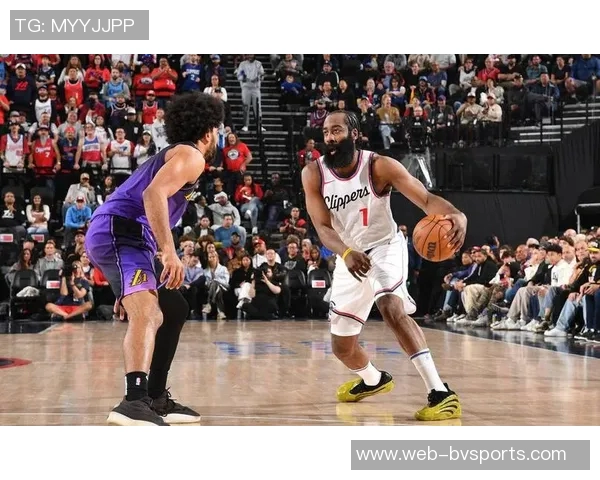 小卡上半场表现抢眼两分全中三分稍显失准罚球稳健贡献17分 小卡上半场表现抢眼两分全中三分稍显失准罚球稳健贡献17分