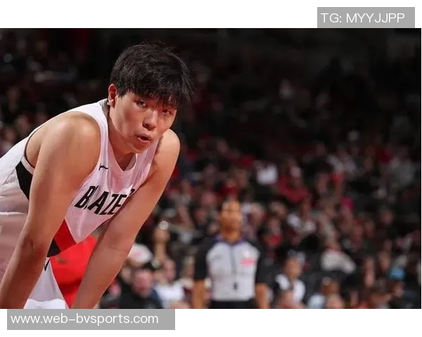 美媒称杨瀚森逐渐融入球队与夏普默契如开拓者的申京与阿门