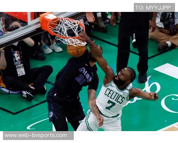 杰伦布朗首节狂砍16分8中7表现惊艳数据全面爆发引发热议