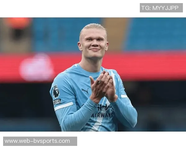 哈兰德铲射破门遭遇重创下身撞击立柱瞬间令人心疼